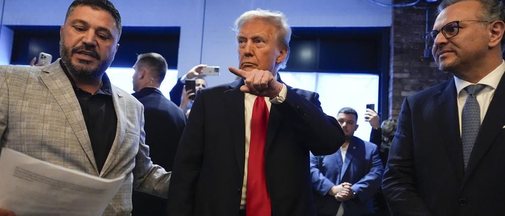 Der republikanische Präsidentschaftskandidat und ehemalige US-Präsident Donald Trump (M) hört dem Besitzer Albert Abbas (L) zu, als er das „The Great Commoner“ besucht, während Massad Boulos zusieht. 