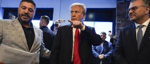 Der republikanische Präsidentschaftskandidat und ehemalige US-Präsident Donald Trump (M) hört dem Besitzer Albert Abbas (L) zu, als er das „The Great Commoner“ besucht, während Massad Boulos zusieht. 