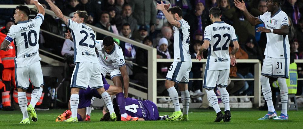 Spieler von Florenz und Inter Mailand rufen nach Sanitätern, als Edoardo Bove zusammenbricht.