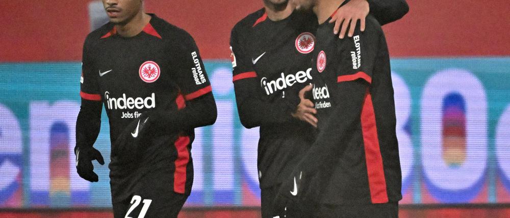 Ellyes Skhiri beglückwünscht Omar Marmoush zu dessen Treffer.