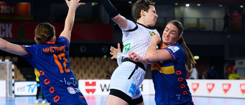 Die deutschen Handballerinnen haben das EM-Vorrundenspiel gegen die Niederlande verloren.