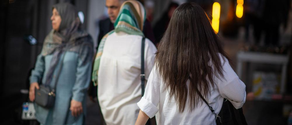 Seit Protesten vor zwei Jahren ignorieren viele Frauen im Iran die Kopftuchpflicht. (Archivbild)