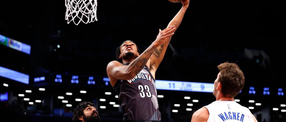 Franz Wagner überzeugte defensiv mit zwei Blocks, war hier jedoch machtlos gegen Center Nic Claxton.