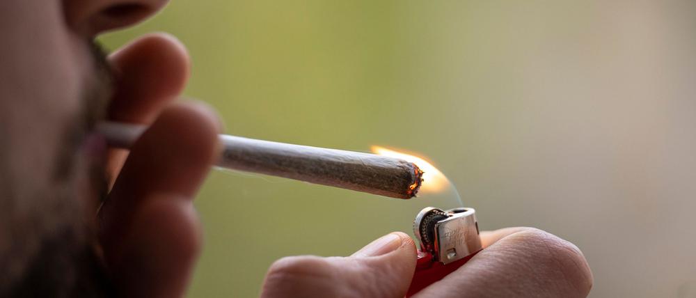 Das Rauchen von Marihuana oder Haschisch ist seit dem 1. April unter bestimmten Auflagen erlaubt. (Symbolbild)