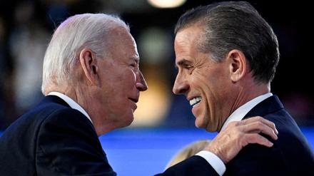 US-Präsident Joe Biden mit seinem Sohn Hunter Biden im Sommer beim Parteitag der Demokraten in Chicago, Illinois.