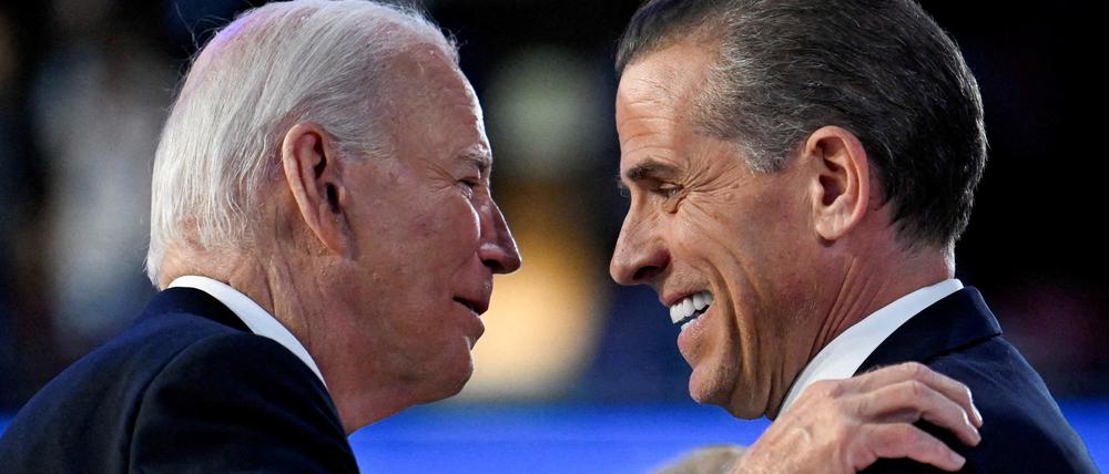 US-Präsident Joe Biden mit seinem Sohn Hunter Biden im Sommer beim Parteitag der Demokraten in Chicago, Illinois.