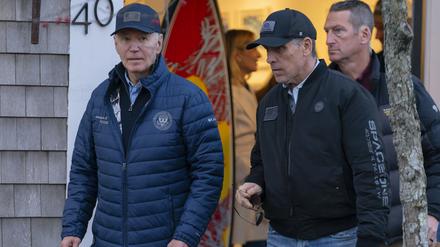 US-Präsident Joe Biden und sein Sohn Hunter Biden bei einem Aufenthalt Ende November in der Innenstadt von Nantucket, Massachusetts.