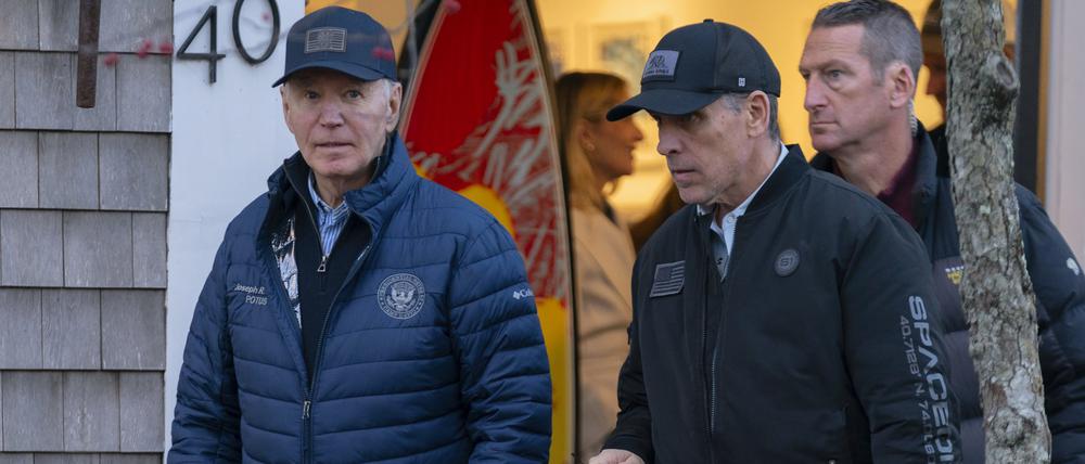 US-Präsident Joe Biden und sein Sohn Hunter Biden bei einem Aufenthalt Ende November in der Innenstadt von Nantucket, Massachusetts.