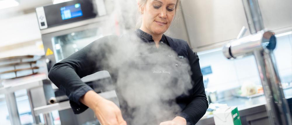 Die Köchin Julia Komp am Herd - Szene aus der ZDF-Reportage „Hochleistung am Herd - Zwischen Sterne- und Suppenküche“ (undatierte Filmszene).