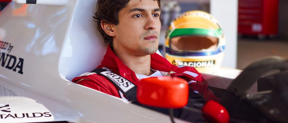 Gabriel Leone als Ayrton Senna (1960-1994) in einer Szene der Netflix-Serie „Senna“, die das Leben des berühmten Rennfahrers nachzeichnet.