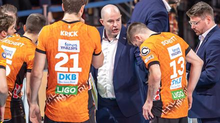 Trainer Joel Banks gibt klare Anweisungen an sein Team.