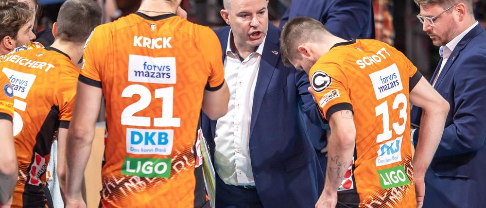 Trainer Joel Banks gibt klare Anweisungen an sein Team.