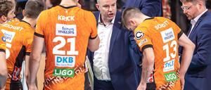 Trainer Joel Banks gibt klare Anweisungen an sein Team.