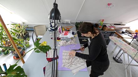 Teilnehmerin Caro arbeitet seit März in der Textilwerkstatt von Organic Village.