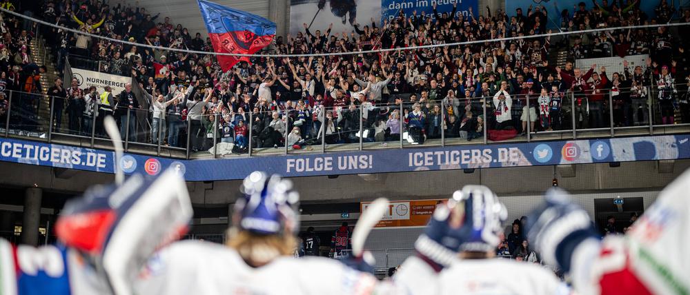 Die Fahrt hat sich gelohnt. Jubelnde Eisbären vor ihren Fans in Nürnberg.