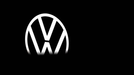 Das VW-Logo vor schwarzem Hintergrund.
