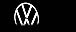 Das VW-Logo vor schwarzem Hintergrund.