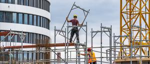 Gerüstbauer auf einer Baustelle