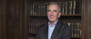 Robert Harris hat gerade seinen neuen Roman „Abgrund“ veröffentlicht. 