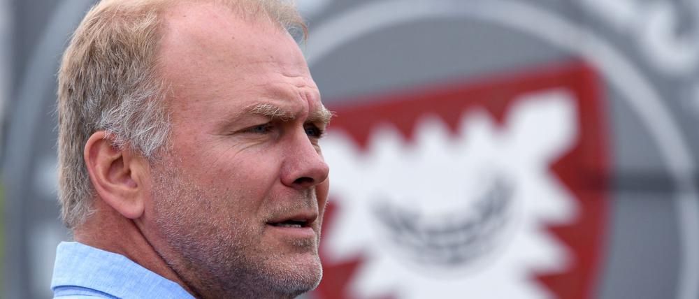 Wolfgang Schwenke, Geschäftsführer von Holstein Kiel, will keine Transfers machen, die das Gehaltsgefüge sprengen.