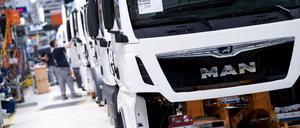 Mitarbeiter von MAN Truck & Bus arbeiten an einer Produktionsstraße an einem LKW im Jahre 2018.