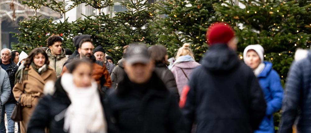 Das bevorstehende Weihnachtsfest hebt die Shoppinglaune. 