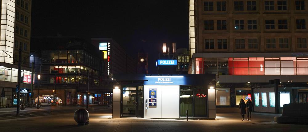 Ein verletzter Mann ist auf der Polizeiwache am Alexanderplatz erschienen. (Archivbild)