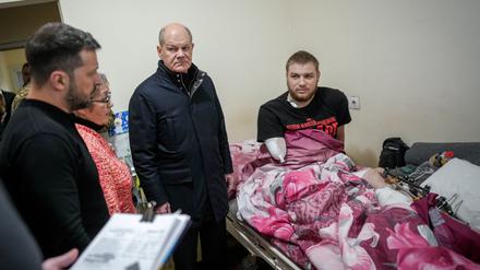 02.12.2024, Ukraine, Kiew: Bundeskanzler Olaf Scholz (SPD, 2.v.r.) und Wolodymyr Selenskyj (2.v.l.), Präsident der Ukraine, besuchen im staatlichen Krankenhaus auf der Neurologie verwundete Soldaten.