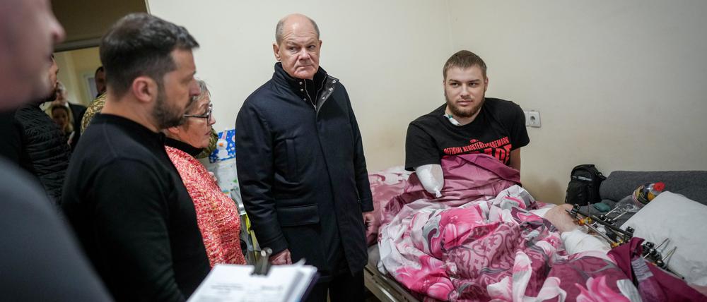 02.12.2024, Ukraine, Kiew: Bundeskanzler Olaf Scholz (SPD, 2.v.r.) und Wolodymyr Selenskyj (2.v.l.), Präsident der Ukraine, besuchen im staatlichen Krankenhaus auf der Neurologie verwundete Soldaten.