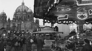 Vor dem Berliner Dom bummeln Spaziergänger am späten Dienstag nachmittag über den Weihnachtsmarkt am Schloßplatz im Ostteil der Stadt. 
