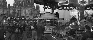 Vor dem Berliner Dom bummeln Spaziergänger am späten Dienstag nachmittag über den Weihnachtsmarkt am Schloßplatz im Ostteil der Stadt. 