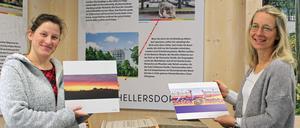 Franziska Alpermann (l.) und Katrin Nemak arbeiten in der Touristeninformatin von Marzahn-Hellersdorf. Derzeit läuft hier Ausstellung „Plattensammlung“.