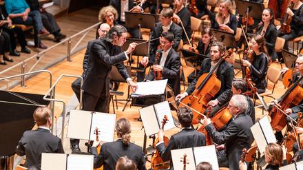 Vladimir Jurowski dirigiert das Rundfunk-Sinfonieorchester Berlin.