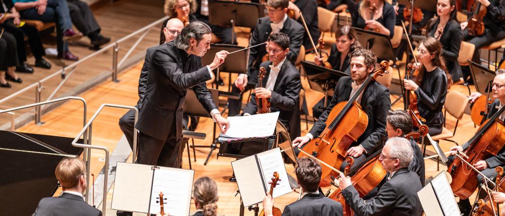 Vladimir Jurowski dirigiert das Rundfunk-Sinfonieorchester Berlin.