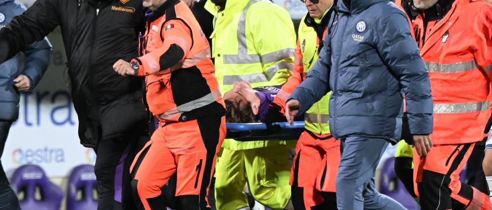 Fiorentina-Profi Edoardo Bove wird nach seinem Zusammenbruch zu einem Krankenwagen getragen.