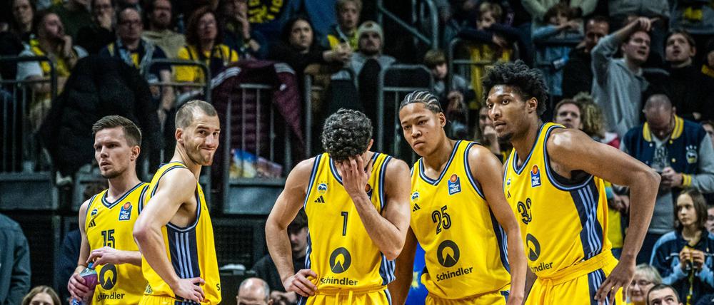 Die Basketballer von Alba Berlin wirken zunehmend ratlos.