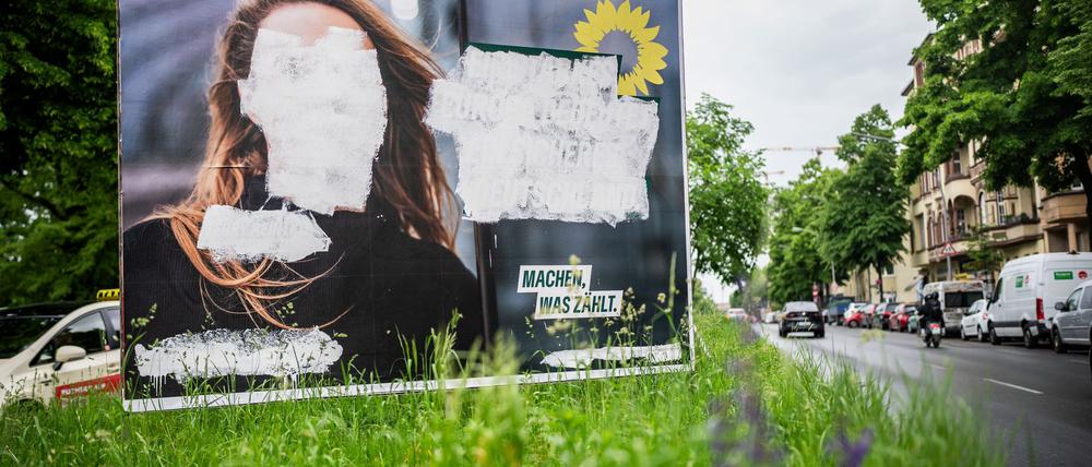 Wahlplakate - wie hier eines der Grünen zur Europawahl - wurden 2024 häufig beschädigt. (Archivbild)