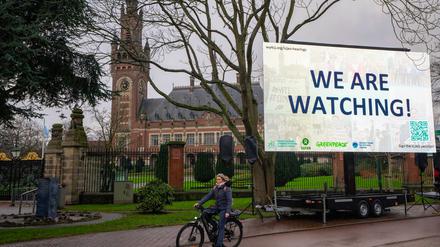 „We are Watching!“ ist auf einem Plakat vor dem Internationalen Gerichtshof zu lesen: Das höchste UN-Gericht befasst sich mit Klimaschutz.