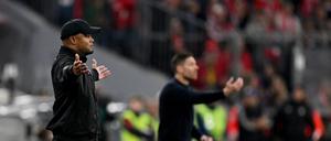 Schnelles Wiedersehen am Spielfeldrand: Bayern-Coach Vincent Kompany (M) und Leverkusens Meistertrainer Xabi Alonso (r).