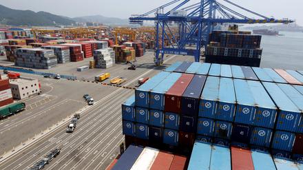 Lastwagen, die für den Transport von Containern verwendet werden, sind am Containerterminal von Hanjin Shipping im Busan New Port in Busan, etwa 420 km (261 Meilen) südöstlich von Seoul, zu sehen, 8. August 2013.