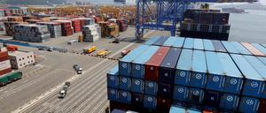Lastwagen, die für den Transport von Containern verwendet werden, sind am Containerterminal von Hanjin Shipping im Busan New Port in Busan, etwa 420 km (261 Meilen) südöstlich von Seoul, zu sehen, 8. August 2013.