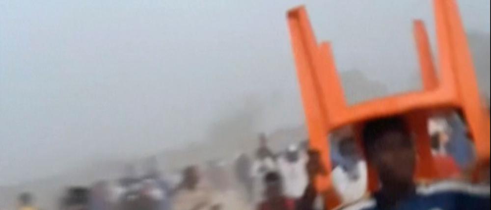 Bei einer Massenpanik in einem Fußballstadion in Guinea kamen 56 Menschen ums Leben.