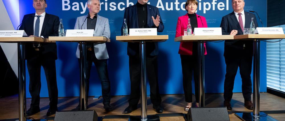 Nach dem Bayerischen Autogipfel präsentiert Markus Söder (M) die Ergebnisse.