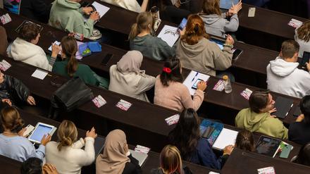 Studierende im Hörsaal. Was die Berliner Unis bei weniger Zuschüssen vom Land noch leisten können, wird nun neu verhandelt.