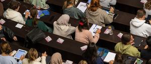 Studierende im Hörsaal. Was die Berliner Unis bei weniger Zuschüssen vom Land noch leisten können, wird nun neu verhandelt.