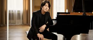 Der koreanische Pianist Seong-Jin Cho wurde 1994 in Seoul geboren. Er lebt seit 2017 in Berlin.