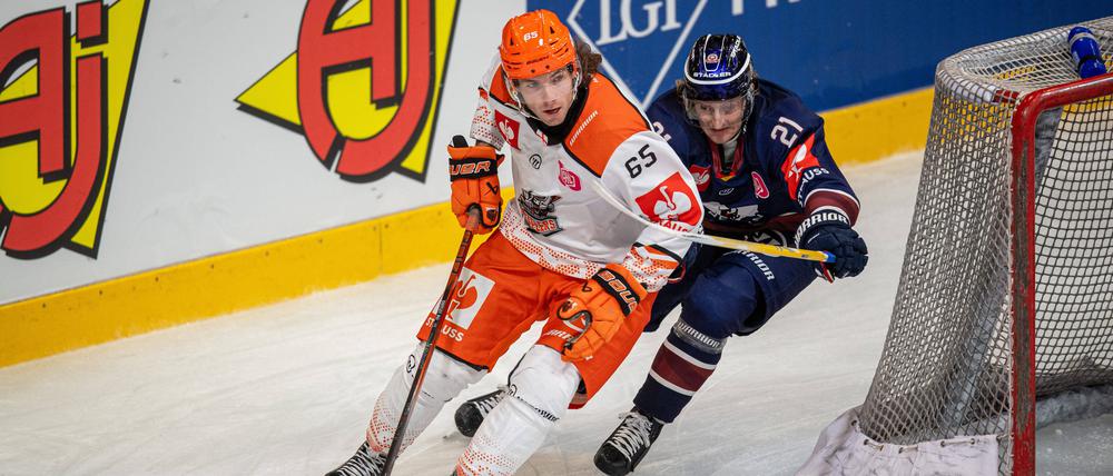 Im Achtelfinale gegen die Sheffield Steelers waren Manuel Wiederer (r.) und die Eisbären noch Favorit,  jetzt sind sie klarer Außenseiter.