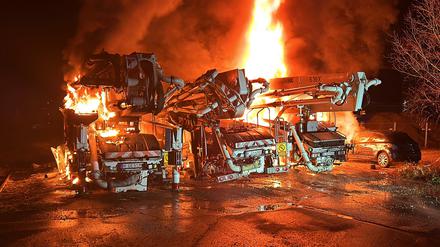 02.12.2024, Berlin: Lkws brennen in Berlin in Alt-Hohenschönhausen. In zwei Gewerbegebieten in den Berliner Bezirken Marzahn-Hellersdorf und Lichtenberg haben in der Nacht insgesamt 16 Fahrzeuge Feuer gefangen. Ob die beiden Brände in einem Zusammenhang stehen, sei bislang unbekannt. Zur Brandursache werde nun ermittelt, teilte die Polizei mit. Foto: Sappeck/BLP/dpa +++ dpa-Bildfunk +++