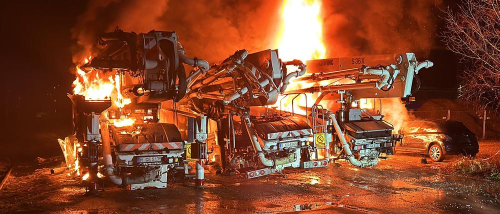 02.12.2024, Berlin: Lkws brennen in Berlin in Alt-Hohenschönhausen. In zwei Gewerbegebieten in den Berliner Bezirken Marzahn-Hellersdorf und Lichtenberg haben in der Nacht insgesamt 16 Fahrzeuge Feuer gefangen. Ob die beiden Brände in einem Zusammenhang stehen, sei bislang unbekannt. Zur Brandursache werde nun ermittelt, teilte die Polizei mit. Foto: Sappeck/BLP/dpa +++ dpa-Bildfunk +++