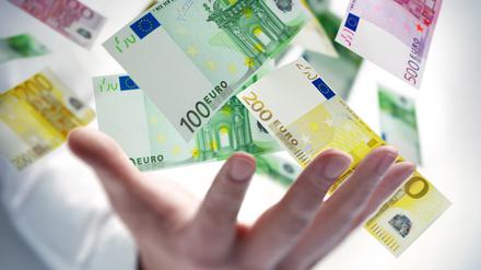 Geldscheine fliegen durch die Luft.